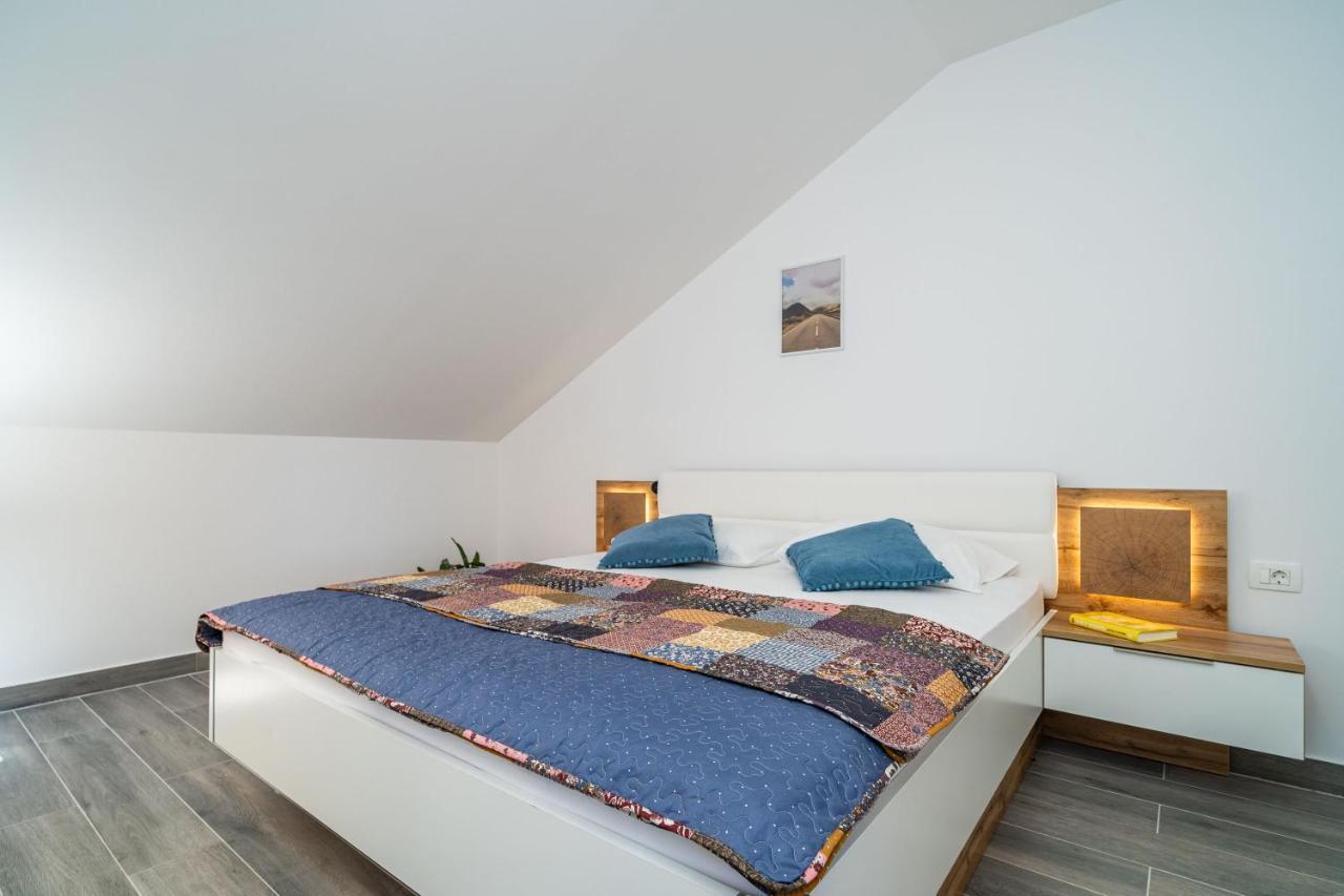 Apartments Amalija Čilipi エクステリア 写真